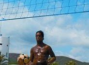 Dimarts, en una pista improvisada a la platja de Castelldefels, Ronaldinho va disfrutar de les seves habilitats amb la pilota amb uns amics.