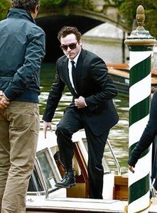 Joaquin Phoenix, ahir a Ven�cia, baixa d'un 'vaporetto'.