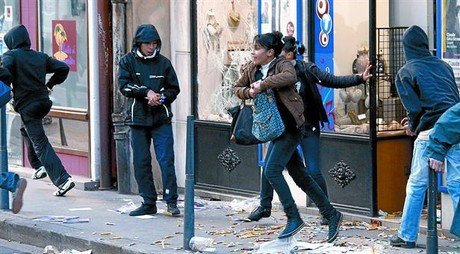 Joves saquegen una botiga a Li� i s'enfronten a la policia, ahir.