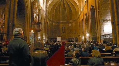 Un moment de la celebraci� d'ahir a Santa Maria del Pi, a Barcelona, amb un ciri enc�s que simbolitzava les petites esgl�sies.