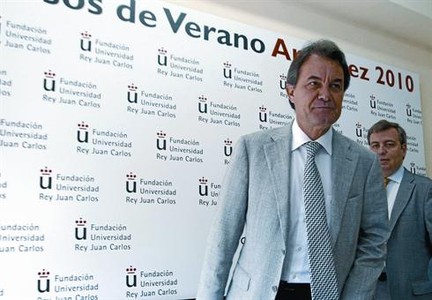 Artur Mas, seguit pel diputat Jordi Xucl�, es dirigeix a la sala de confer�ncies, ahir, a Aranjuez.