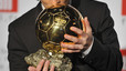 Leo fa un pet� a la pilota d'or que li va atorgar el 2009 la revista francesa 'France Football'. Amb nom�s 22 anys, l'argent� va aconseguir el guard� amb la millor puntuaci� de la seva hist�ria.