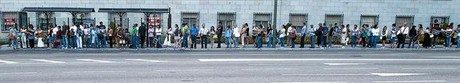 Cua de gent en una estaci� d'autobusos de Madrid, ahir.