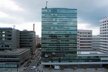 La seu de la torre Pujades, al carrer de Proven�als, on es mudar� la filial de tecnologia de La Caixa.