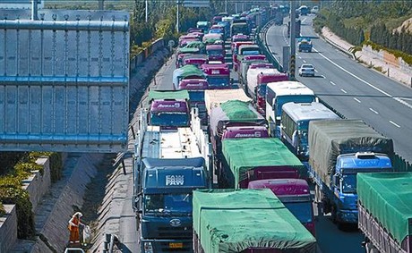 Vista de la interminable cua de camions a l'autopista.