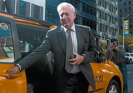 Mario Vargas Llosa arriba en taxi a l'Instituto Cervantes de Nova York, on va oferir una concorreguda roda de premsa, ahir.