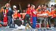 Els bombers i equips de rescat atenen els ferits. L'allau ha tingut lloc a l'entrada del recinte on s'havien de celebrar els concerts del festival.