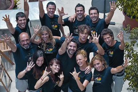 L'elenc de '40, El Musical', amb el director, Miquel Fern�ndez (al centre amb barba), dijous a la Nau Ivanow, on assagen.