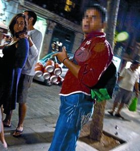 �CONDUCTES EQUIPARABLES? 3 L'ajuntament multa indistintament vendre o consumir alcohol a la via p�blica (esquerra), tirar burilles a terra (a dalt) i orinar a la via p�blica (dreta), sota el paraigua de les ordenances de la via p�blica i de la conviv�ncia a Barcelona.