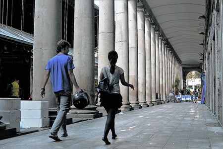 Una parella passeja, ahir, pel passad�s porticat del mercat de la Boqueria que l'ajuntament planeja tancar a les nits.