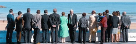 Maragall, mirant a la c�mera, posa amb els seus familiars (la seva dona, Diana Garrigosa, a la seva dreta) i l'equip t�cnic i art�stic de 'Bicicleta, cullera, poma', ahir a Sant Sebasti�.