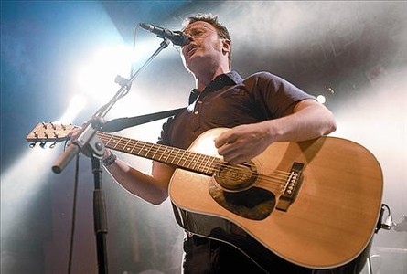 David Carabén, líder de Mishima, durant el concert de la banda barcelonina a la sala Apolo, dimecres.