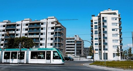 Els pisos de venda lliure, que acaba de construir la immobili�ria Urbemar, a l'avinguda Crist�fol de Moura, al costat del riu Bes�s.