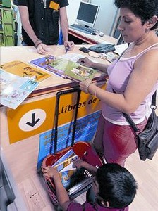 Una dona compra uns llibres de text, divendres passat.