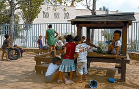 Uns nens juguen al CEIP Marinada del Masnou, un dels centres que han decidit no fer col�nies, ahir.