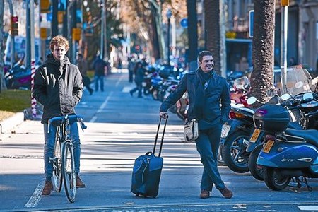 Un ciclista i un vianant esperen que el sem�for es posi verd en una cru�lla de la Diagonal, divendres passat.