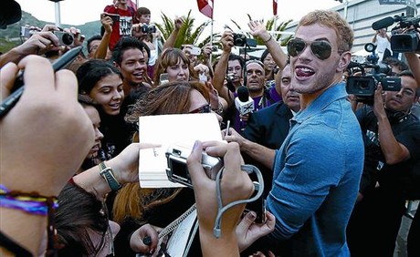Kellan Lutz firma aut�grafs envoltat de fans i fot�grafs, ahir a Sitges.