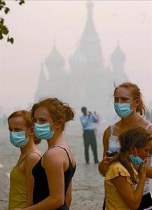 Quatre nord-americans amb mascaretes, ahir al centre de Moscou.