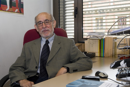 El filòleg Joan Solà, al seu despatx de la Universitat de Barcelona, el juny del 2009.