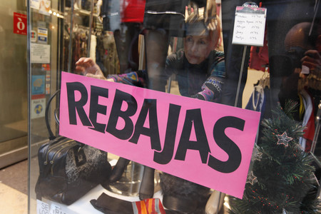 Una botiga del Portal de l'�ngel, a Barcelona, prepara les rebaixes.