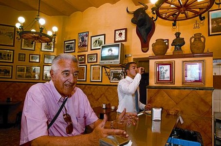 Discussi� al bar 8 Clients d'un bar taur� pr�xim a la pla�a de toros de Sevilla.