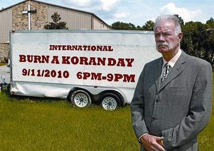 El reverend Terry Jones, davant d'un cartell de la seva iniciativa, a Gainesville (Florida).