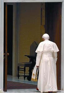 El Papa, despr�s de la tradicional audi�ncia setmanal, ahir al Vatic�.