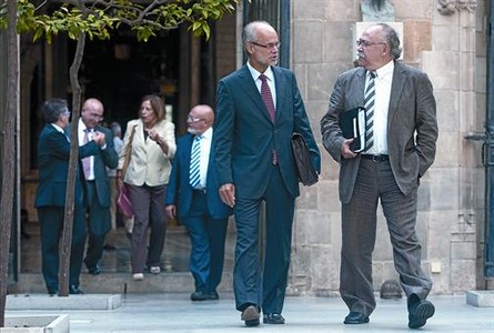Castells i Carod, amb altres consellers, abans de la reuni� del Consell de Govern.
