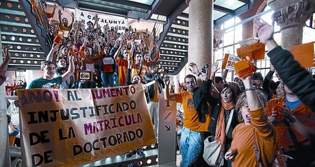 Els doctorands es manifesten a Barcelona en un acte presidit pel conseller Huguet, ahir.