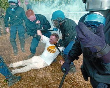 Jos� Bov�, activista de Les Faucheurs Volontaires, �s desallotjat per la policia en una protesta al sud de Fran�a.