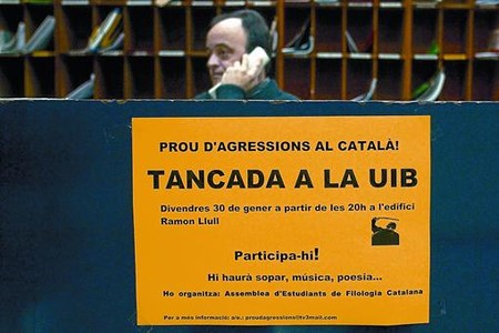 Un cartell en defensa del catal�, a l'edifici Ramon Llull de la Universitat de les Illes Balears (UiB), a Palma.