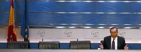 El portaveu del Grup Socialista al Congr�s, Jos� Antonio Alonso, explica els detalls de l'acord entre el PSOE i el PNB, ahir a la tarda a la Cambra baixa.