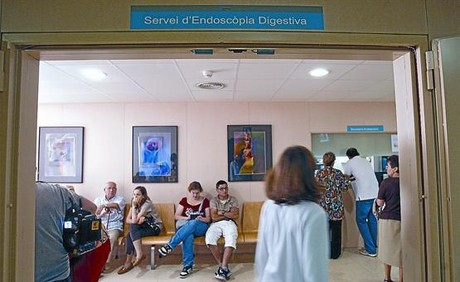 Uns pacients esperen el seu torn a la sala de consultes externes de l'Hospital de la Vall d'Hebron el mes de juny passat.