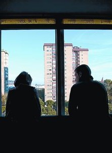 Una parella amenaçada per un desnonament, al seu pis del Gornal.