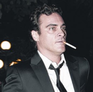 Joaquin Phoenix, el 6 de setembre a Ven�cia, on es va presentar el documental 'I'm still here' (a la dreta, l'actor, en un fotograma del film).