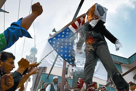 Manifestants afganesos expressen la seva ira cremant banderes dels EUA, ahir, a Kabul.