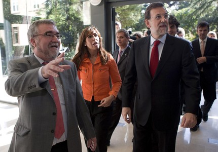 Rajoy (dreta), acompanyat de la presidenta del PP catal�, Alicia S�nchez-Camacho, en una visita al Centre Nacional de Supercomputaci� a Barcelona, avui. 