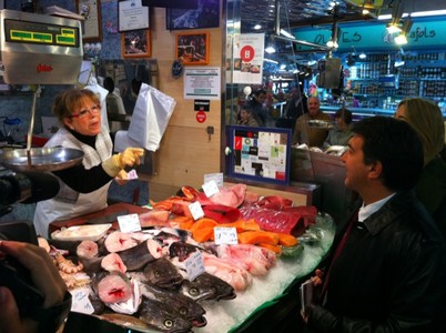 Laporta conversa amb una dependenta al mercat de Santa Caterina de Barcelona.