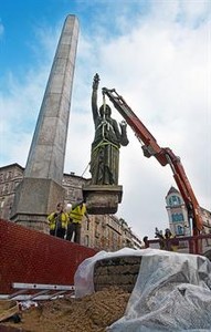 OBELISC MULTIUSOS 3 Tres moments hist�rics del 'llapis'. A l'esquerra, la retirada de 'La Victoria', ahir. A dalt, l'est�tua republicana abans de la guerra civil. A sota, l'�guila imperial que es comparava amb un lloro.