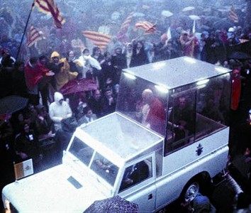 Joan Pau II, als carrers de Barcelona, durant la jornada de pluja en qu� va visitar la Sagrada Fam�lia el 1982.