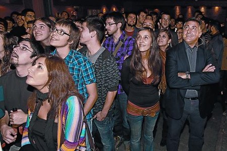 Joan Puigcerc�s, al costat de la candidata de les joventuts d'ERC, Gemma Lago, i altres joves del partit, ahir, a la sala de festes Luz de Gas.