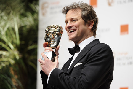 Colin Firth, amb el premi al millor actor per 'El discurs del rei', diumenge, a Londres.