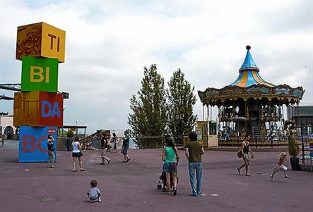 Visitants del parc d'atraccions, ahir al mat�.