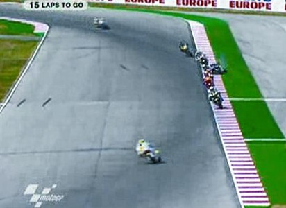 Tomizawa va caure al patinar la roda del darrere de la seva moto. Scott Redding i Alex de Angelis, que anaven enganxats a ell, no van poder evitar atropellar-lo mortalment.