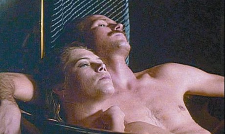 Kathleen Turner i William Hurt, banyats en suor en una calorosa imatge de 'Foc en el cos'.