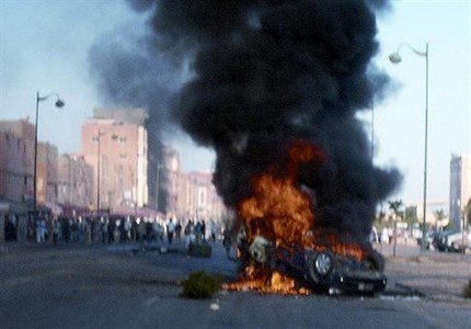 Una barricada crema en els nous disturbis d'ahir en una c�ntrica avinguda d'Aaiun.