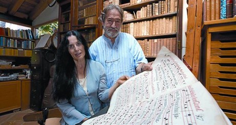 El c�lebre violagambista catal� Jordi Savall, al costat de la seva dona, la soprano Montserrat Figueras, a l'estudi de casa seva uns dies abans del concert.
