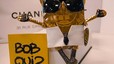Productes de Bob Esponja i amics en una botiga de Puigcerd�. A la dreta, un nen vestit amb una samarreta del personatge.