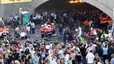 Els serveis d'emerg�ncies alemanys assisteixen els ferits durant el festival Love Parade.