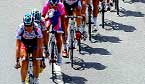 Un pilot de ciclistes competeixen en la cinquena etapa de la Vuelta.